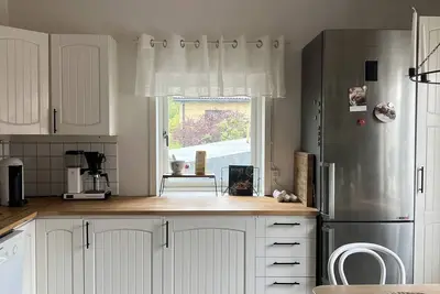 Image de Charming house with messy plot