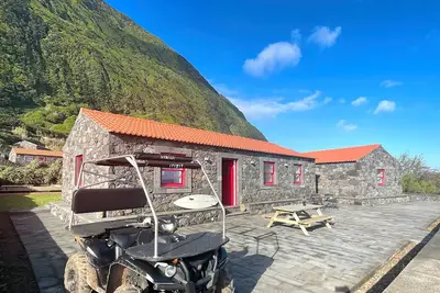 Image de Stylish 2 Bedroom Stone House On Ocean Front In São Jorge, Azores (Belo Surf)