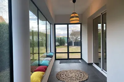 Image de Pavillon rénové avec jardin arboré, proche centre-ville, véranda, parking, wifi, idéal familles