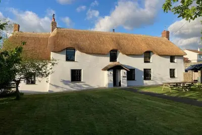 Image de Poyers Thatched Farmhouse with Hot Tub