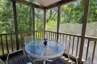 Cozy 3bd Contemporary--Screen Porch & Deck, Private, Tranquil Setting