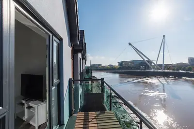 Image de Chic Riverside Apartment with City Views in Central Newport