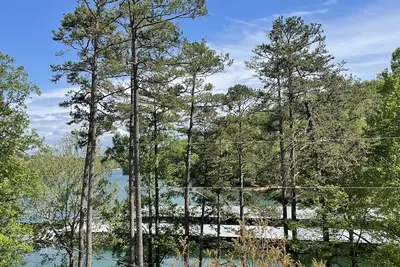 Image de 5 Bedroom Norris Lake Home with Covered Boat Slip at Sugar Hollow Marina