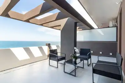Image de Appartement \"La Dimora Sul Mare\" avec vue sur la mer, Wi-Fi et climatisation.