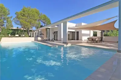 Petit paradis à 2 minutes de Valbonne! Immense piscine, jacuzzi, climatisation
