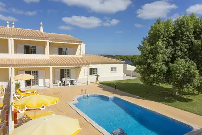 Image de Laranjeiras:Quiet location. Family friendly with Pool, Bbq. Near the strip