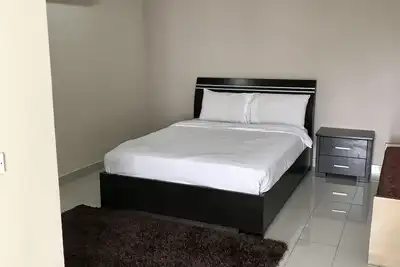 Image de Cosy two bedroom flat - 10 min from the Airport!