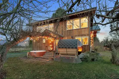 Image de Mountain-view villa retreat with hot tub & sauna