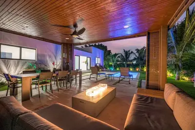 Image de Sleek Brand New Home+Heated Pool+Basketball Court