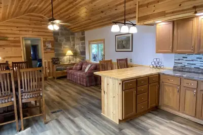 Image de Cozy cabin on lake and trails