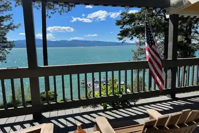 Image de Spacious family lakefront home with spectacular views and private location!