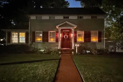 Image de Historic home! Minutes to the beaches, Babylon Village, short train ride to Nyc!