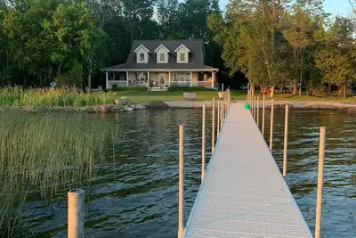 Image de Lakeshore cabin