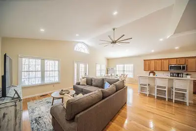 Image de Cumberland River Cottage - Walk to downtown Grand Rivers!