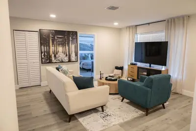 Image de Beautiful, Spacious Modern Home Near Beach