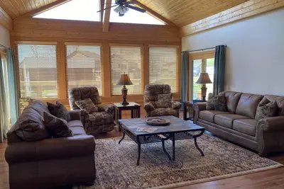 Image de Luxury Vacation Cabin on the White River