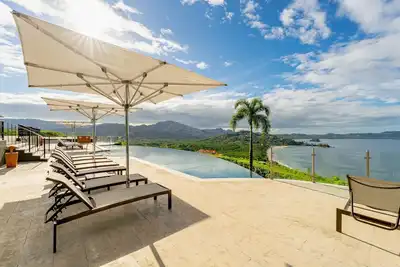 Gorgeous condo with Infinity Pool, Breakfast included, Close to Flamingo Beach