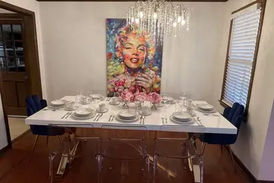 Image de Luxurious Marilyn’s Mansion in the heart of Springfield!