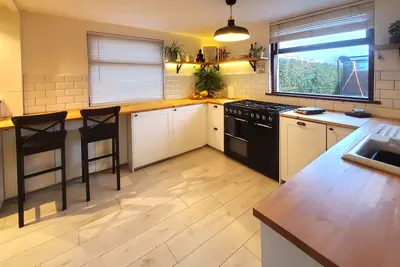 Image de Light and airy house in residential area. Close to town, boating lake and river.