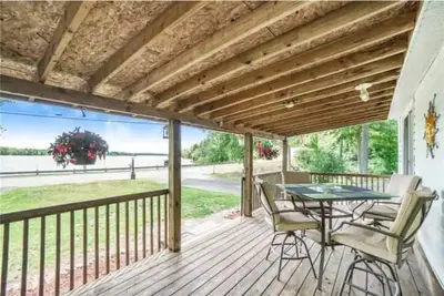 Image de Long Lake cottage near Kingston