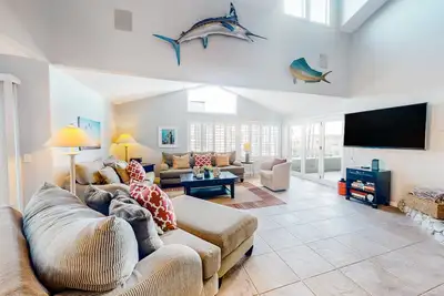 Image de Dog-friendly, 3-story condo with 2 decks - 1 block to the beach, walk everywhere