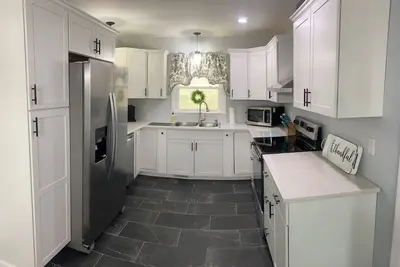 Newly renovated home! One block from Back of the Dragon-Close to downtown Marion