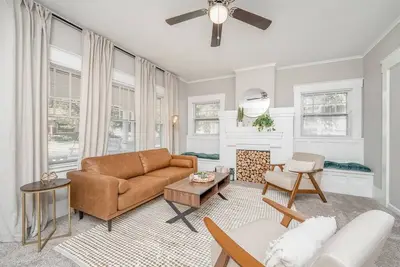 Image de 4 Bed 2 Bath Home by College Hill and Hospitals