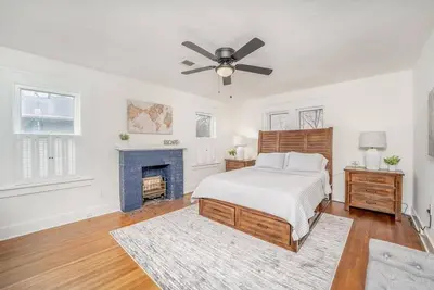 Image de 3 Bed 1. 5 Bath Home in College Hill By Hospital