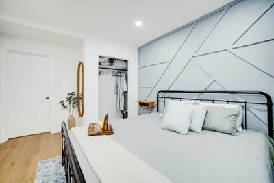 Image de Jackass Manor / 8 beds sleeps 11 / Hot tub / locally owned.