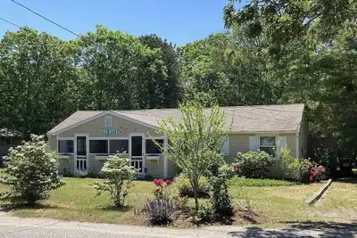 Image de Spacious Updated Home, 8 minute walk to beach, under new ownership as of 2022