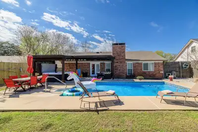 Image de Dallas Fort Worth Central Home w/ Pool, Hot Tub, games!