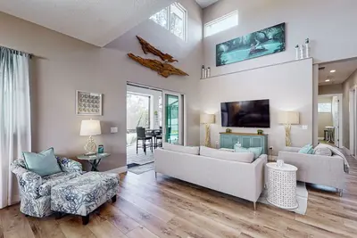 Image de All-new riverfront home with pool, dock, screened patio, & outdoor kitchen