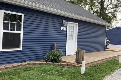Image de Large family cottage steps from waters edge