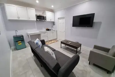 1 Bedroom Apartment Unit 1 Is family+pet friendly