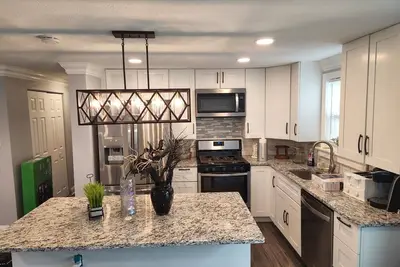 Image de Cozy house located  20 minutes from National Harbor, Mgm, Old Town Alex. Va