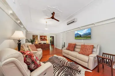 Image de Masterfully Restored Queenslander Near Esplanade