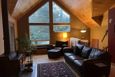 Image de Lovely home in the woods, with hot tub and campfire ring