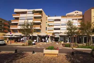 Image de Le Lavandou, Location beau T2 pour 4 personnes, face mer et plage