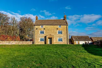 Image de 8 bedroom luxury holiday home in the Cotswolds with a hot tub - Stonewell Farmhouse