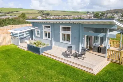 Image de A stunning pet-friendly one-bedroom lodge with open plan living, private deck and hot tub.