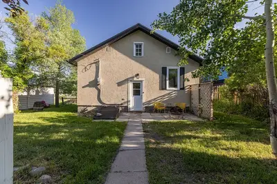 Image de Sunny Historic Farmhouse in the Rocky Mountains