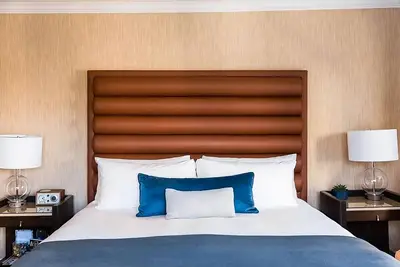 Image de Classic Unit at Dossier Hotel! Close to Portland Paddle Sports Center! Parking!