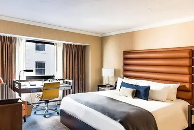 Image de Comfortable Unit at Dossier Steps to Pioneer Courthouse Square! Pets Allowed!