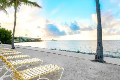 Image de Escape The Hustle and Bustle! 2 Classy Units, Free Parking, Onsite Pool