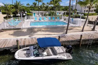 Image de Dive Into Your Dream Vacation! 3 Spacious Units, Onsite Pool, Free Breakfast!