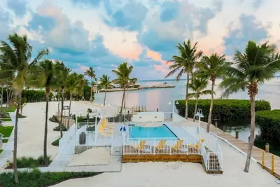 Image de Snorkeling & Kayaking Beach Resort! Seaside Villa w/Patio! Marina, Parking