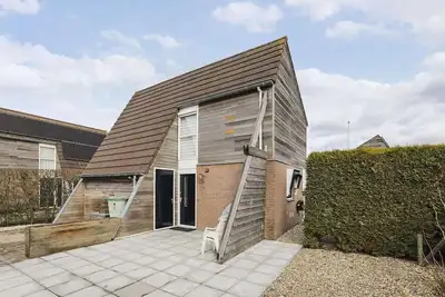 Image de Maison avec une véranda près du village nautique