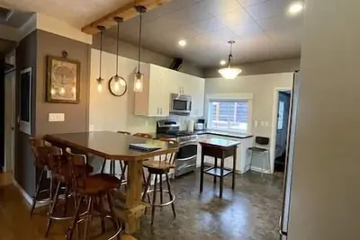 Image de Cozy, Warm & Spacious Fernie Bungalow