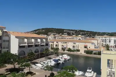 T2 avec loggia vitrée proche plage, climatisé, vue marina