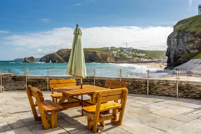 Image de Luxury Beachfront cottage only 20 steps from the sand with private parking/patio